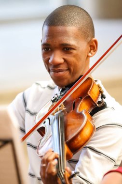 Johannesburg, Güney Afrika - 28 Ağustos 2010: Müzik okulu orkestrasında çeşitli gençler