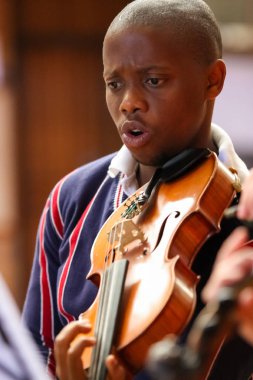 Johannesburg, Güney Afrika - 28 Ağustos 2010: Müzik okulu orkestrasında çeşitli gençler
