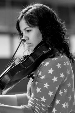 Johannesburg, Güney Afrika - 28 Ağustos 2010: Müzik okulu orkestrasında çeşitli gençler