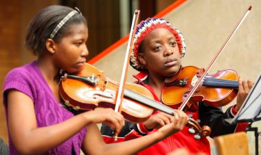 Johannesburg, Güney Afrika - 28 Ağustos 2010: Müzik okulu orkestrasında çeşitli gençler