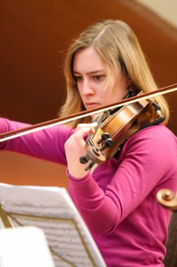 Johannesburg, Güney Afrika - 28 Ağustos 2010: Müzik okulu orkestrasında çeşitli gençler