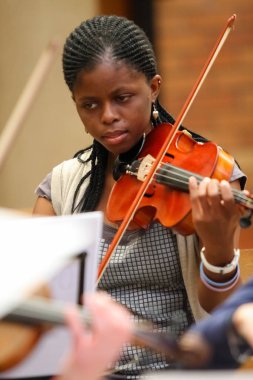 Johannesburg, Güney Afrika - 28 Ağustos 2010: Müzik okulu orkestrasında çeşitli gençler