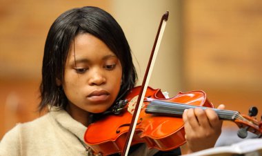Johannesburg, Güney Afrika - 28 Ağustos 2010: Müzik okulu orkestrasında çeşitli gençler