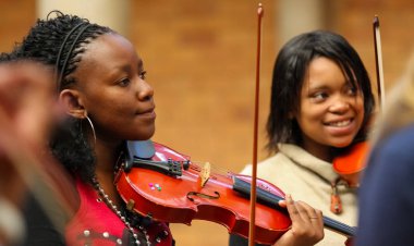 Johannesburg, Güney Afrika - 28 Ağustos 2010: Müzik okulu orkestrasında çeşitli gençler