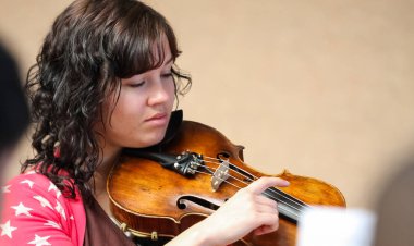 Johannesburg, Güney Afrika - 28 Ağustos 2010: Müzik okulu orkestrasında çeşitli gençler