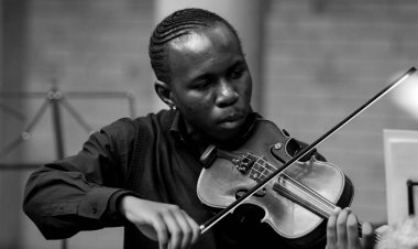 Johannesburg, Güney Afrika - 28 Ağustos 2010: Müzik okulu orkestrasında çeşitli gençler