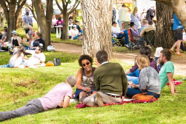 Johannesburg, Güney Afrika - 10 Mayıs 2014: çeşitli insanlar bir açık gıda ve Şarap Festivali