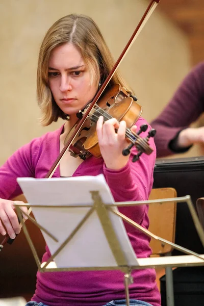 Johannesburg, Güney Afrika - 28 Ağustos 2010: Müzik okulu orkestrasında çeşitli gençler