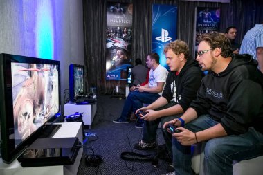 Johannesburg, Güney Afrika - 10 Aralık 2013: oyuncular oyun istasyonu Ps4 denize indirmek olay