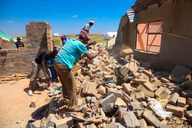 Johannesburg, Güney Afrika - 04 Ekim 2011: Tornado hasarlı evlerde küçük bir Güney Afrika İlçesi