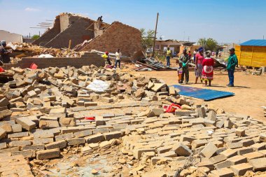 Johannesburg, Güney Afrika - 04 Ekim 2011: Tornado hasarlı evlerde küçük bir Güney Afrika İlçesi