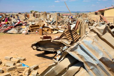 Johannesburg, Güney Afrika - 04 Ekim 2011: Tornado hasarlı evlerde küçük bir Güney Afrika İlçesi