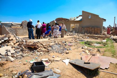 Johannesburg, Güney Afrika - 04 Ekim 2011: Tornado hasarlı evlerde küçük bir Güney Afrika İlçesi