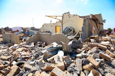 Johannesburg, Güney Afrika - 04 Ekim 2011: Tornado hasarlı evlerde küçük bir Güney Afrika İlçesi