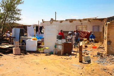 Johannesburg, Güney Afrika - 04 Ekim 2011: Tornado hasarlı evlerde küçük bir Güney Afrika İlçesi