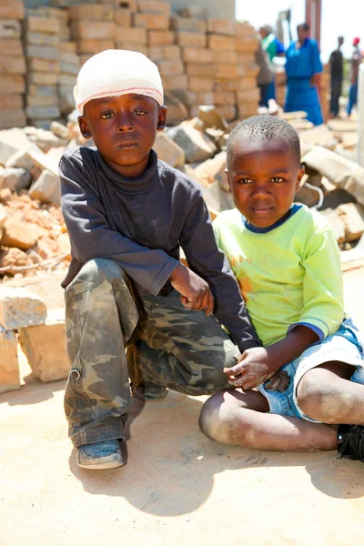 Johannesburgo Sudáfrica Octubre 2011 Niños Africanos Municipio Dañado Por Tornado — Foto de Stock