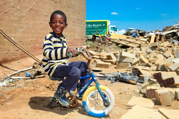 Johannesburg South Africa October 2011 African Boy Tornado Damaged Township — Stock Photo, Image