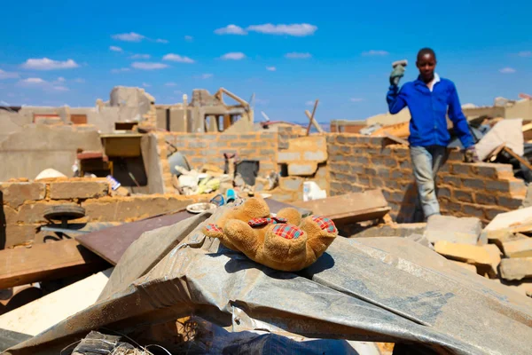 Johannesburg, Güney Afrika - 04 Ekim 2011: Tornado hasarlı evlerde küçük bir Güney Afrika İlçesi