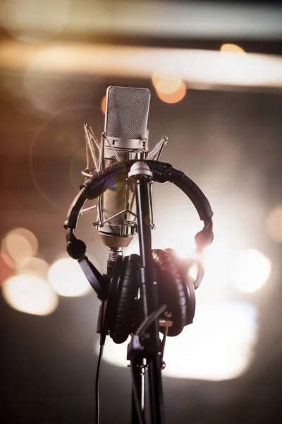 Ακουστικά Και Μικρόφωνο Συμπυκνωτών Ένα Στούντιο Ηχογραφήσεων Της Μουσικής — Φωτογραφία Αρχείου