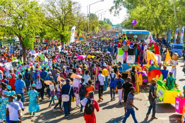 Pretoria, Güney Afrika - 24 Eylül 2016: yüzen ve süslü elbise kostüm Pretoria, Gauteng karnavalında