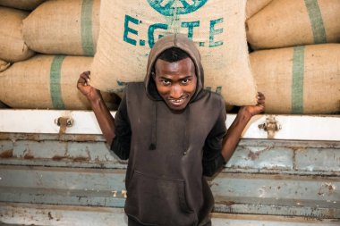 Addis Ababa, Etiyopya - 30 Ocak 2014: erkekler büyük Çantalar dolusu kahve çekirdekleri bir depoda istifleme