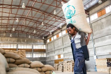 Addis Ababa, Etiyopya - 30 Ocak 2014: erkekler büyük Çantalar dolusu kahve çekirdekleri bir depoda istifleme