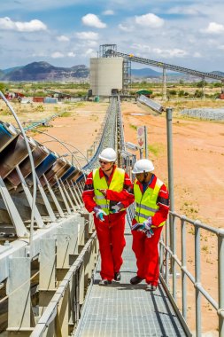 Rustenburg, Güney Afrika, 15 Ekim 2012, Platinum paladyum cevheri taşıma bandı madencilik güvenlik müfettişleri hasar kontrolü için kontrol ediliyor.