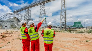 Rustenburg, Güney Afrika, 15 Ekim 2012, Platinum paladyum cevheri taşıma bandı madencilik güvenlik müfettişleri hasar kontrolü için kontrol ediliyor.