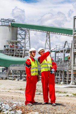 Rustenburg, Güney Afrika, 15 Ekim 2012, Platinum paladyum cevheri taşıma bandı madencilik güvenlik müfettişleri hasar kontrolü için kontrol ediliyor.