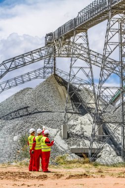 Rustenburg, Güney Afrika, 15 Ekim 2012, Platinum paladyum cevheri taşıma bandı madencilik güvenlik müfettişleri hasar kontrolü için kontrol ediliyor.
