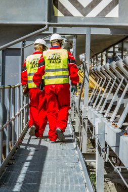 Rustenburg, Güney Afrika, 15 Ekim 2012, Platinum paladyum cevheri taşıma bandı madencilik güvenlik müfettişleri hasar kontrolü için kontrol ediliyor.