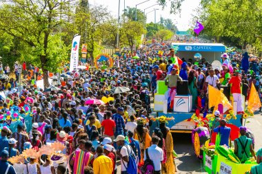 Pretoria, Güney Afrika - 24 Eylül 2016: yüzen ve süslü elbise kostüm Pretoria, Gauteng karnavalında
