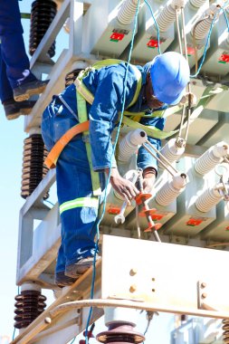 Johannesburg, Güney Afrika - 11 Nisan 2012: yüksek gerilim elektrik hatları üzerinde çalışan elektrikçiler