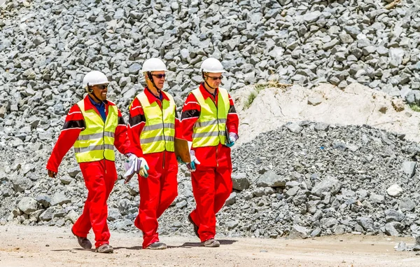 Rustenburg, Güney Afrika, 15 Ekim 2012, Platinum paladyum cevheri taşıma bandı madencilik güvenlik müfettişleri hasar kontrolü için kontrol ediliyor.