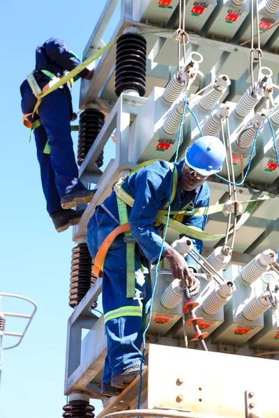 Johannesburgo Sudáfrica Abril 2012 Electricistas Trabajando Líneas Eléctricas Alta Tensión — Foto de Stock