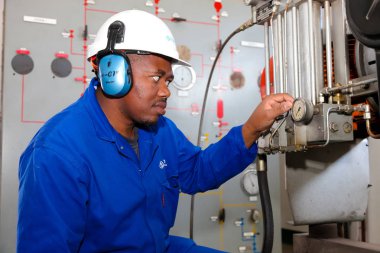 Johannesburg, Güney Afrika - 11 Nisan 2012: elektrik mühendisi ölçüm cihazları kontrol