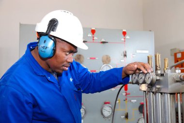 Johannesburg, Güney Afrika - 11 Nisan 2012: elektrik mühendisi ölçüm cihazları kontrol