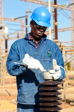 Johannesburg, Güney Afrika - 11 Nisan 2012: yüksek gerilim elektrik hatları üzerinde çalışan elektrikçiler