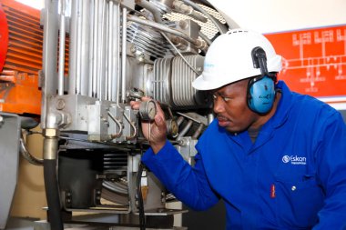 Johannesburg, Güney Afrika - 11 Nisan 2012: elektrik mühendisi ölçüm cihazları kontrol