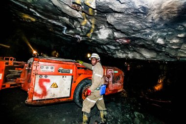 Johannesburg, Güney Afrika - 11 Ağustos 2008: yeraltı platin Paladyum madencilik ve makine