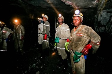Johannesburg, Güney Afrika - 11 Ağustos 2008: yeraltı platin Paladyum madencilik ve makine