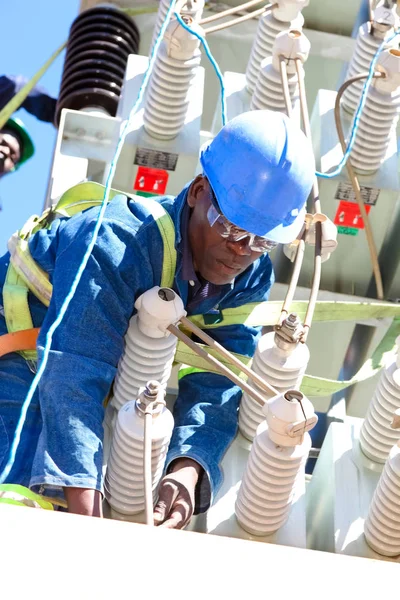 Johannesburgo Sudáfrica Abril 2012 Electricistas Trabajando Líneas Eléctricas Alta Tensión —  Fotos de Stock