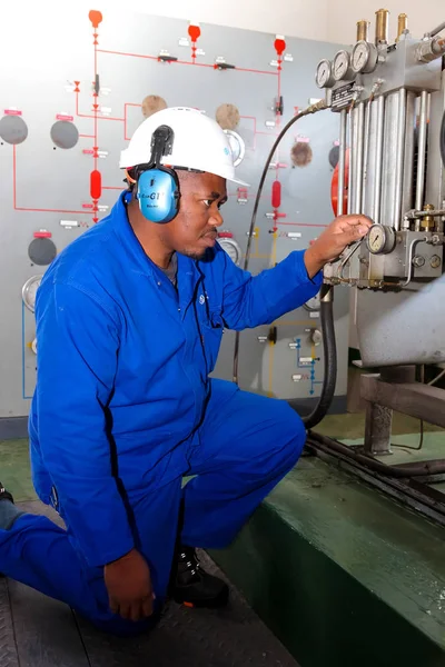 Johannesburg, Güney Afrika - 11 Nisan 2012: elektrik mühendisi ölçüm cihazları kontrol