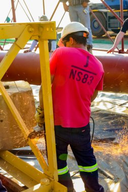 Esnaf bir inşaat alanında bir açı öğütücü ile çalışma