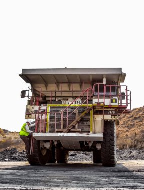 Büyük kamyonlar dökümü kömür cevheri işleme için taşıma