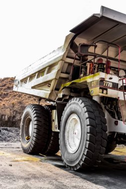Büyük kamyonlar dökümü kömür cevheri işleme için taşıma