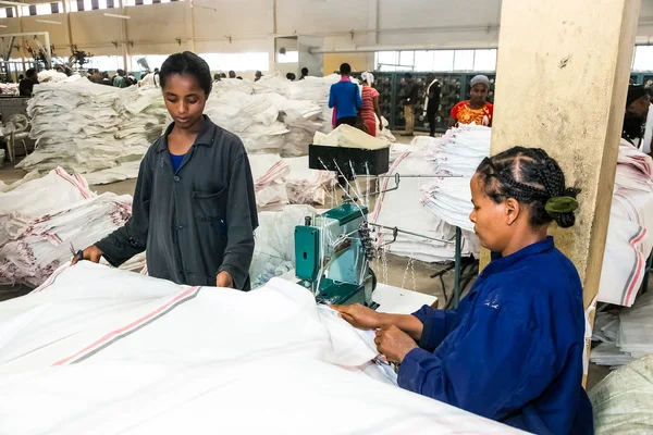 Interior de uma fábrica de tecelagem de tecido — Fotografia de Stock