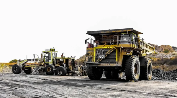 Büyük kamyonlar dökümü kömür cevheri işleme için taşıma — Stok fotoğraf