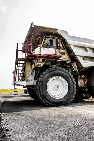 Camiones volquete grandes que transportan mineral de carbón para su procesamiento — Foto de Stock