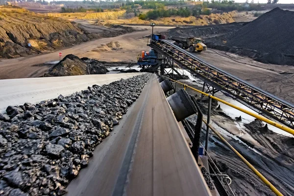 Mineral de carbón en una cinta transportadora para su procesamiento — Foto de Stock